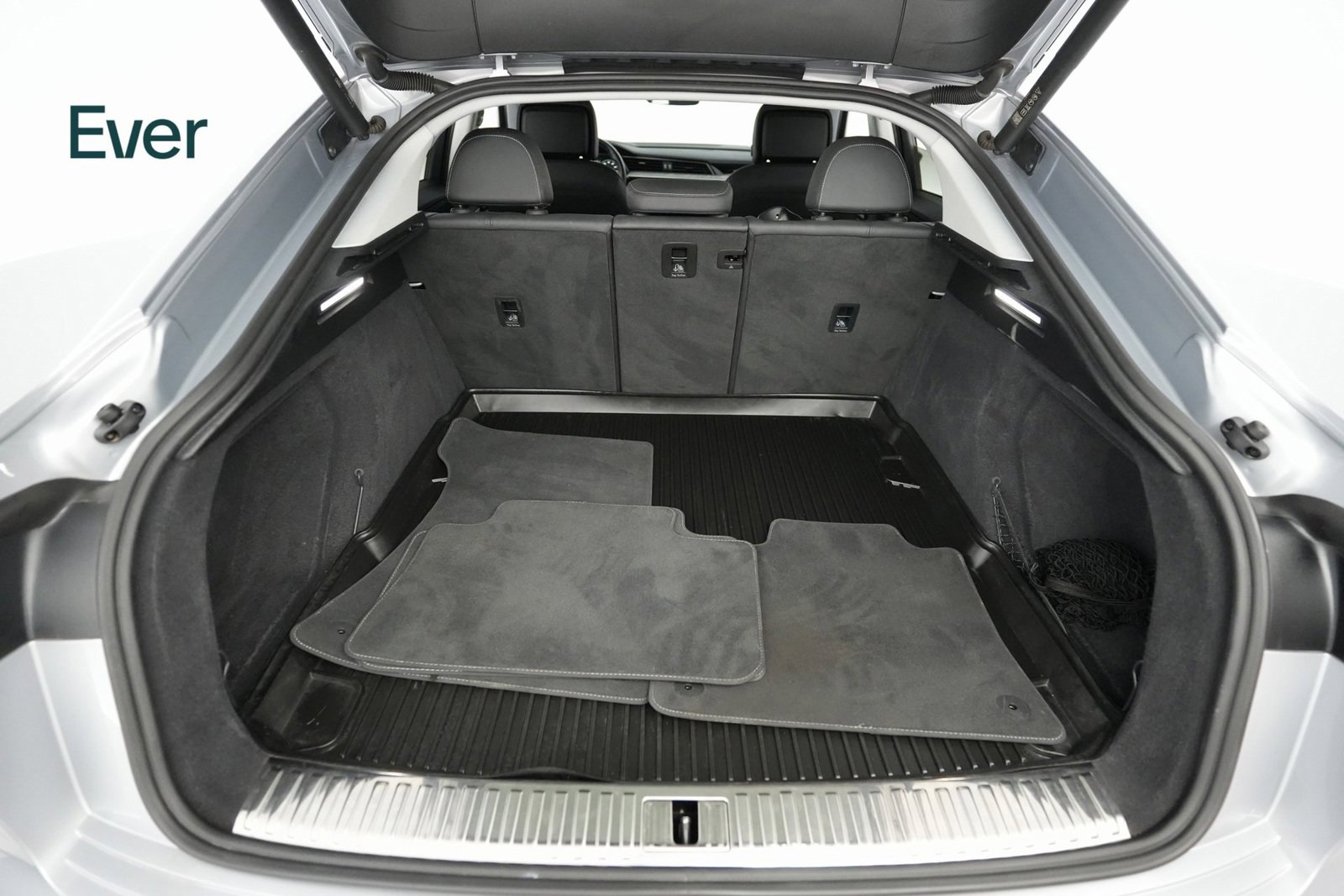 Used 2022 Audi e-tron Premium Plus image 27