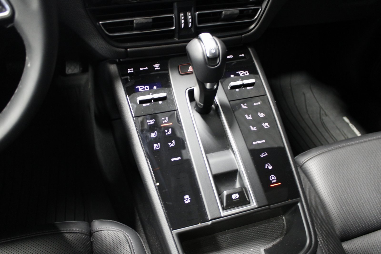 Used 2025 Porsche Macan image 32