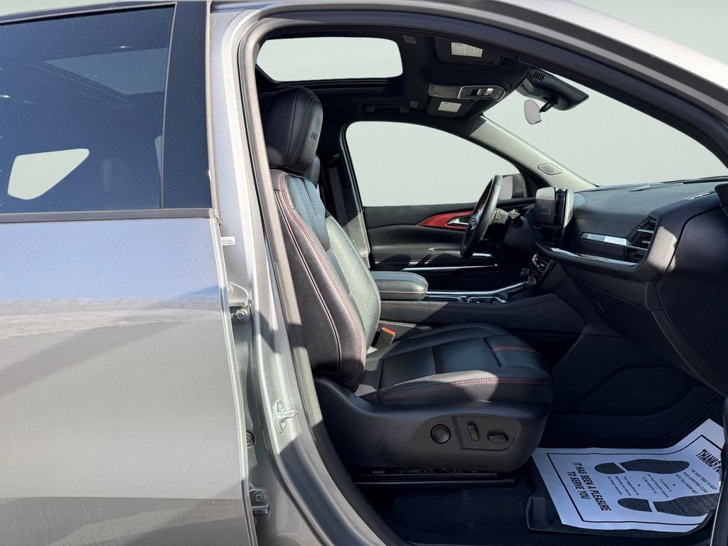 Used 2025 Chevrolet Traverse RS AWD/4WD image 33