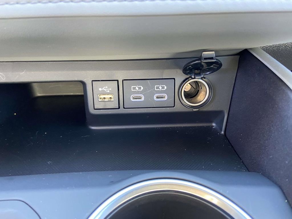 Used 2025 Toyota Highlander LE image 25