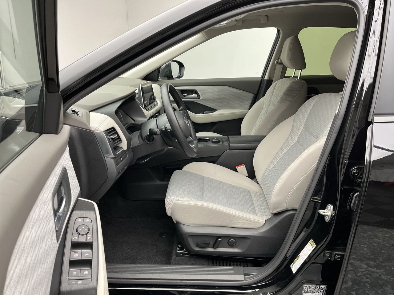 Used 2023 Nissan Rogue SV AWD/4WD image 3