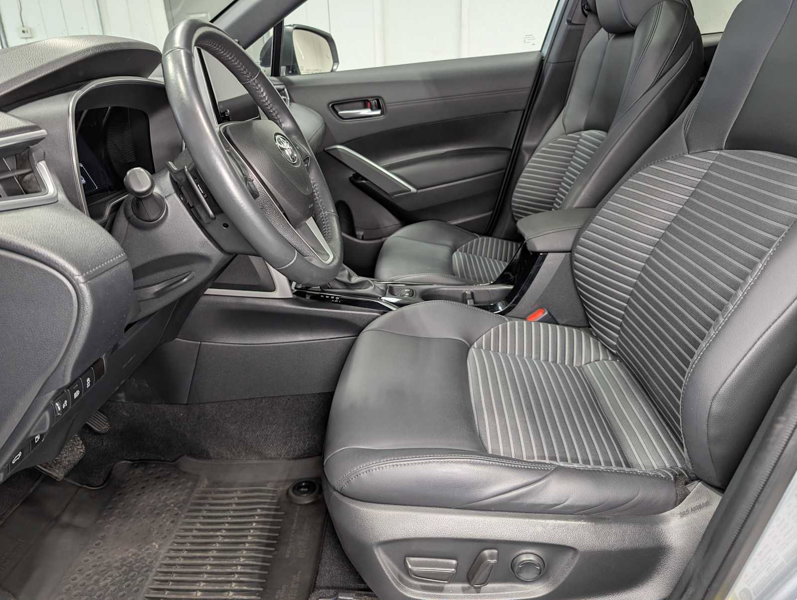 Used 2024 Toyota Corolla Cross XSE w/ Convenience Package AWD/4WD image 4