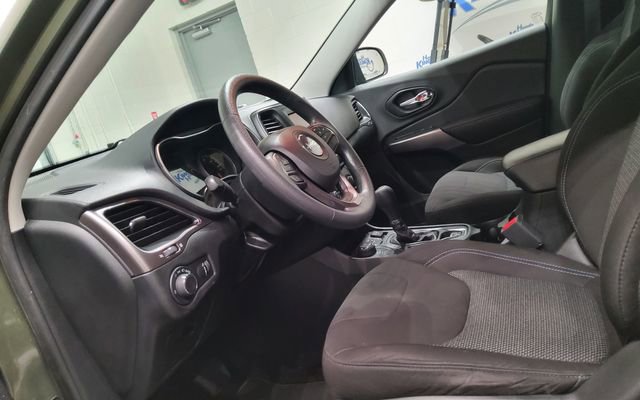 Used 2021 Jeep Cherokee Latitude AWD/4WD image 39