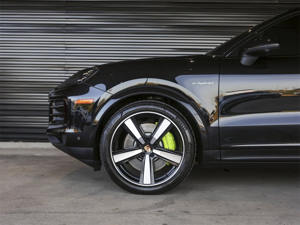 Certified 2025 Porsche Cayenne E-Hybrid Coupe image 12