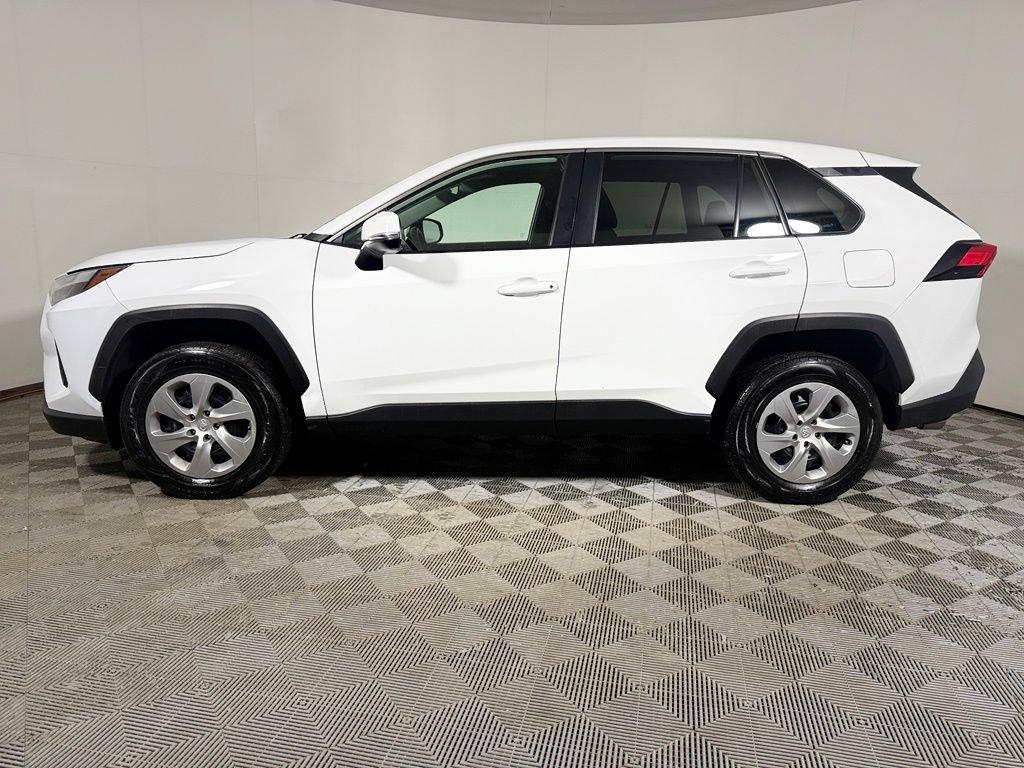 Used 2023 Toyota RAV4 LE AWD/4WD image 3