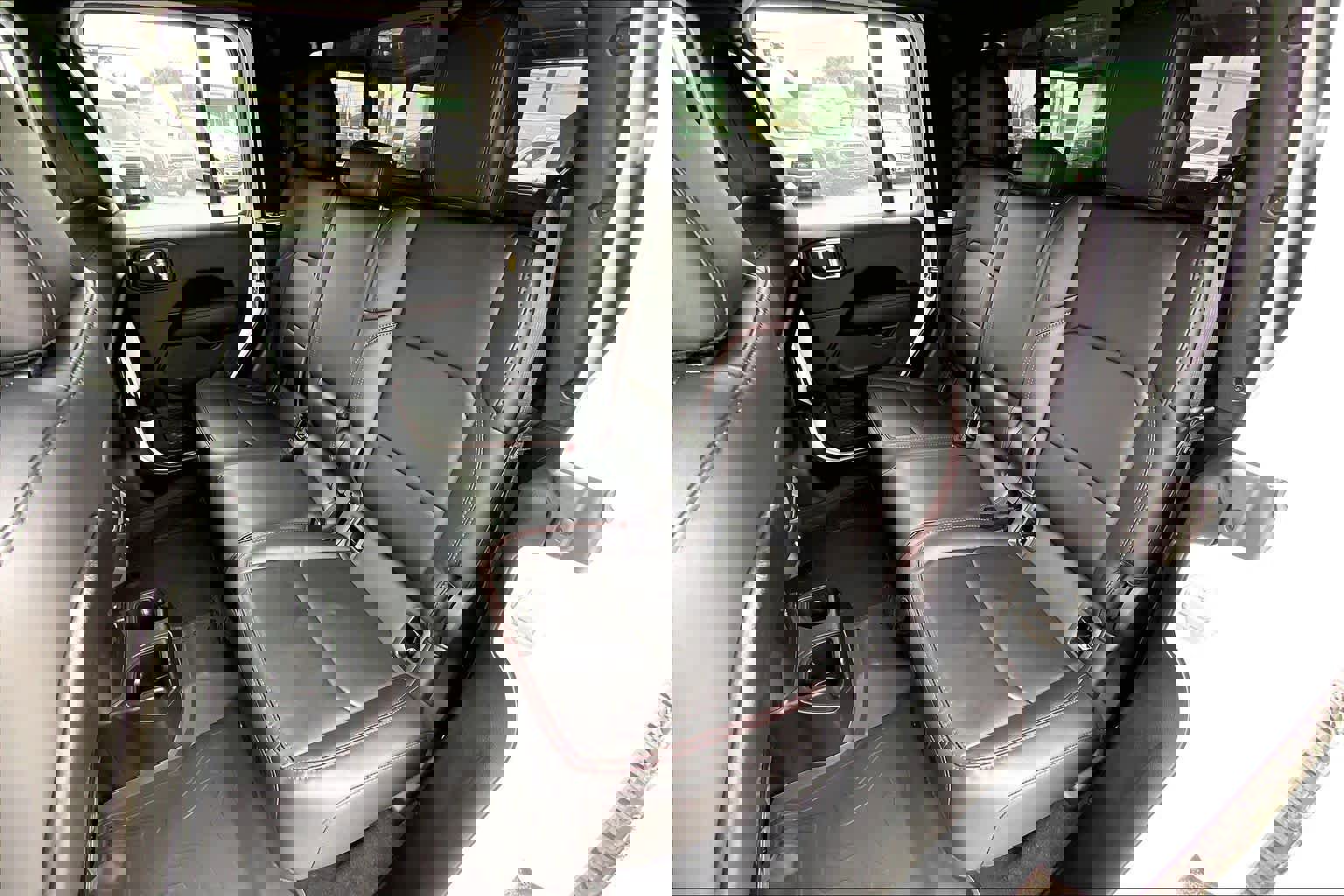 Used 2025 Jeep Gladiator Rubicon AWD/4WD image 18