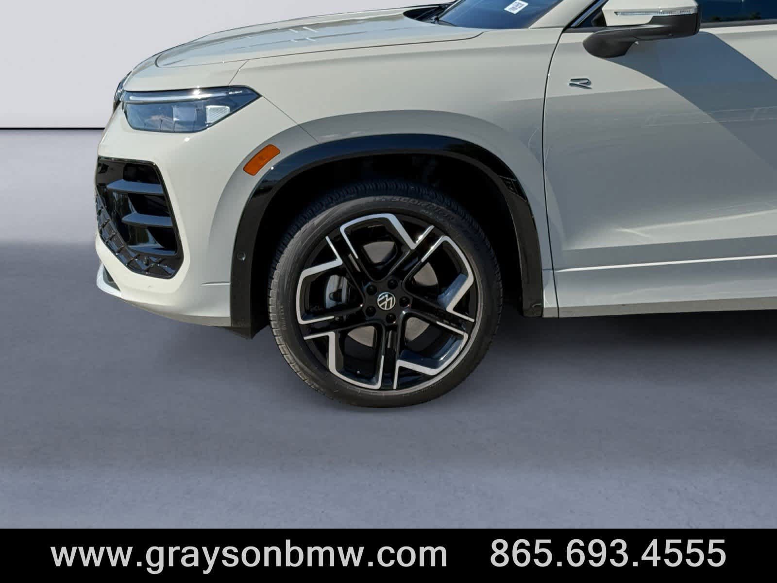 Used 2026 Volkswagen Tiguan SEL R-Line AWD/4WD image 9