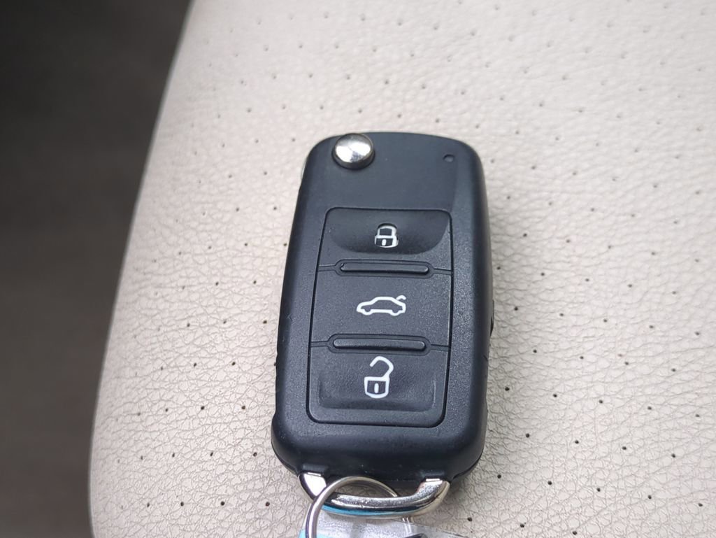 Used 2011 Volkswagen Jetta SE image 32