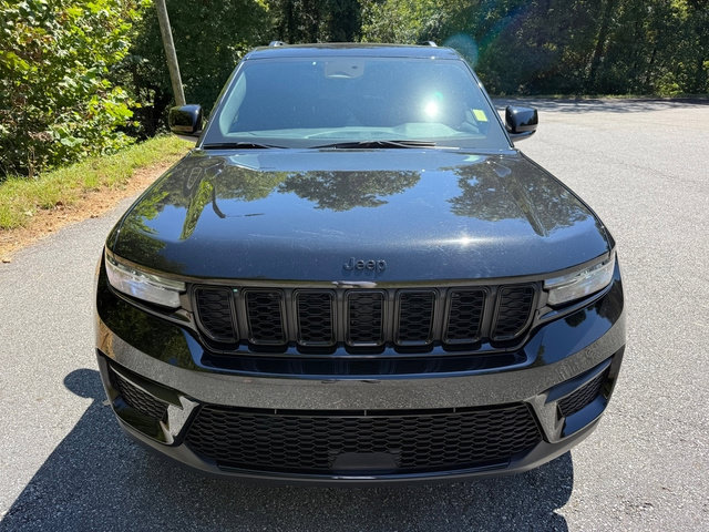 Used 2024 Jeep Grand Cherokee Altitude AWD/4WD image 3