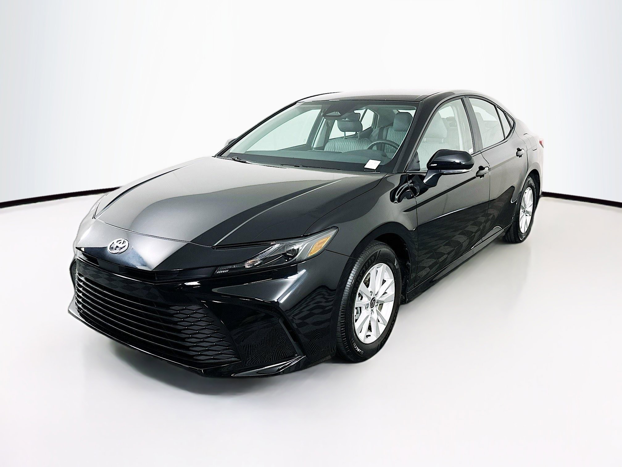 Used 2025 Toyota Camry LE image 3