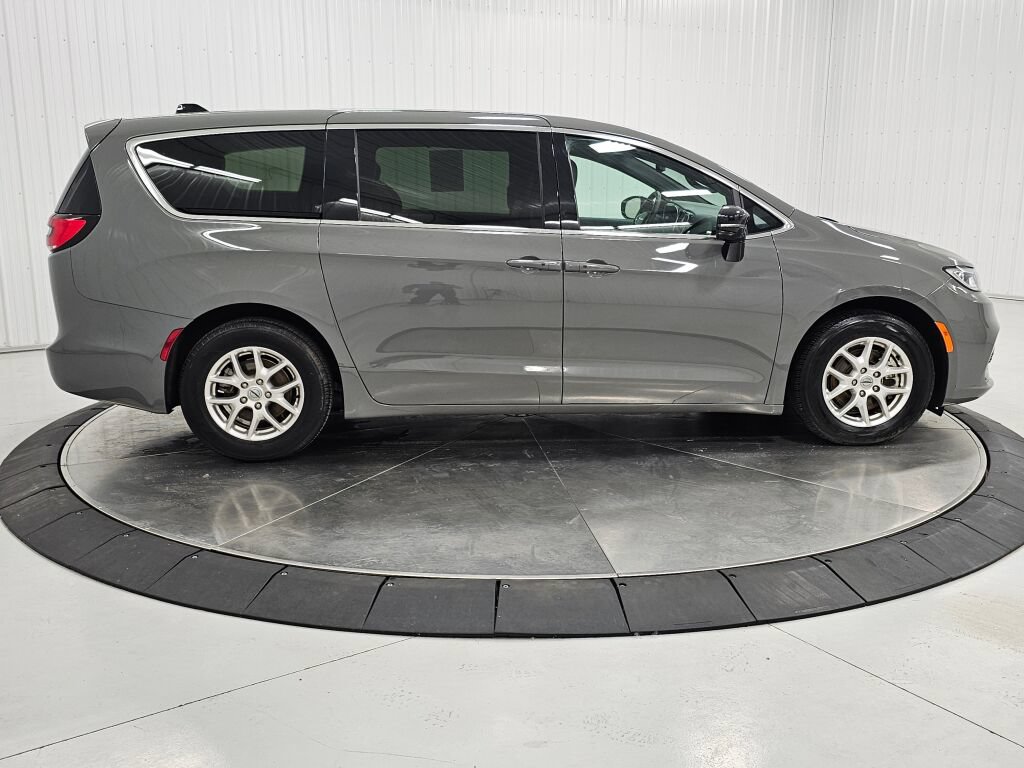 Used 2025 Chrysler Pacifica Select FWD image 6