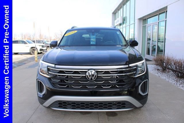 Used 2025 Volkswagen Atlas Peak Edition SE AWD/4WD image 2