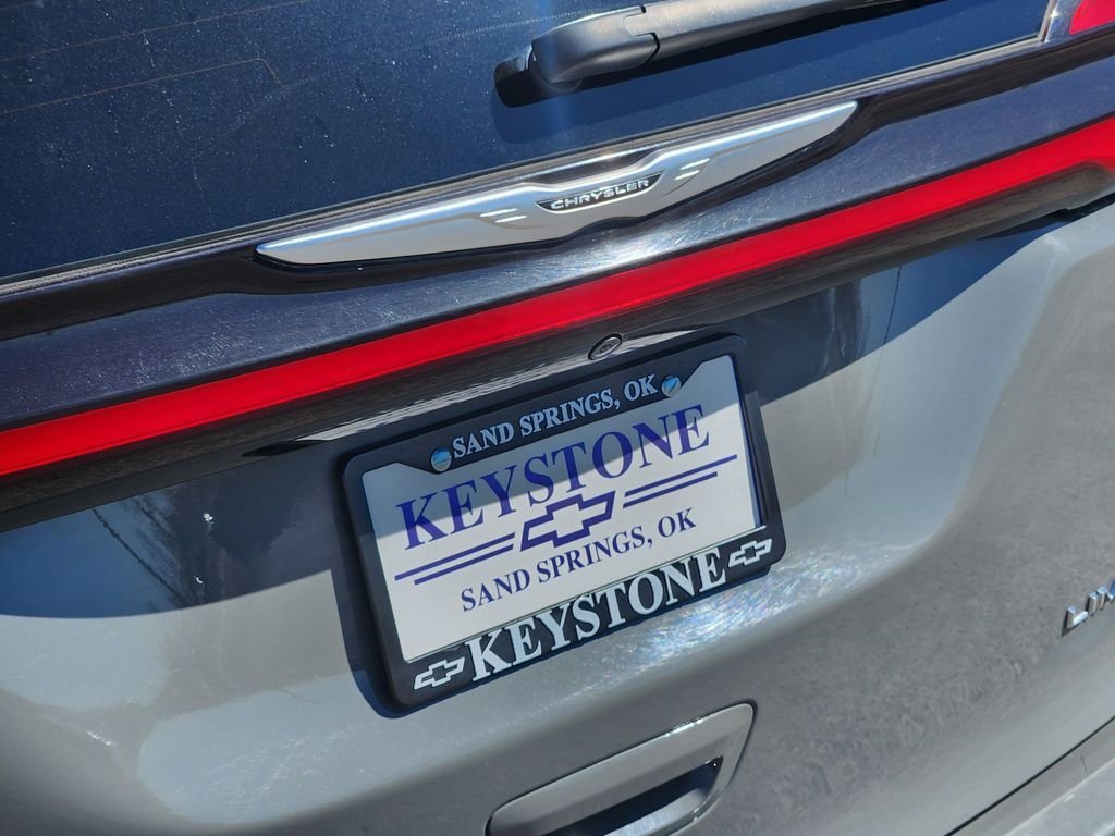 Used 2023 Chrysler Pacifica Limited image 11