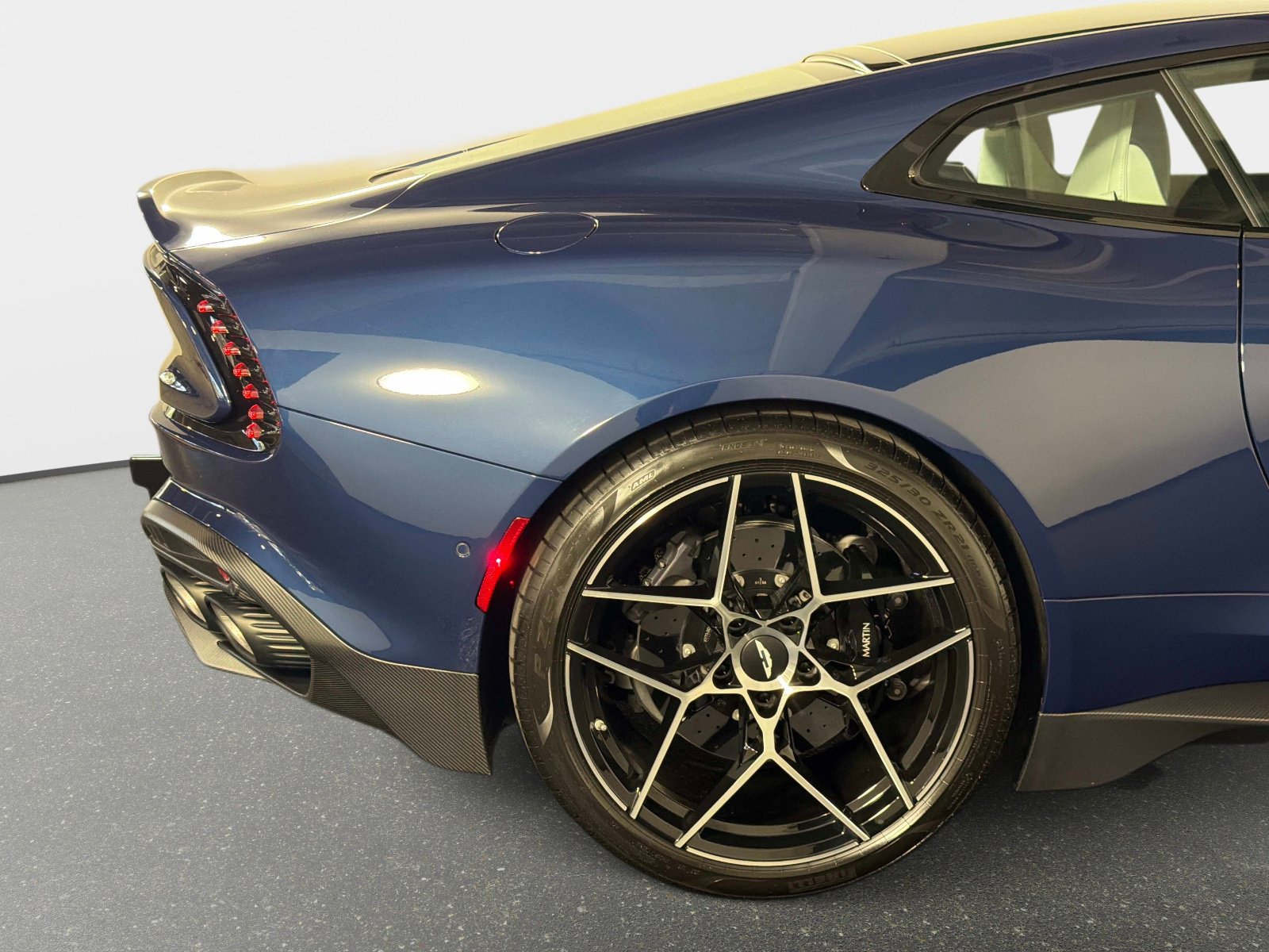 Used 2025 Aston Martin Vanquish image 9