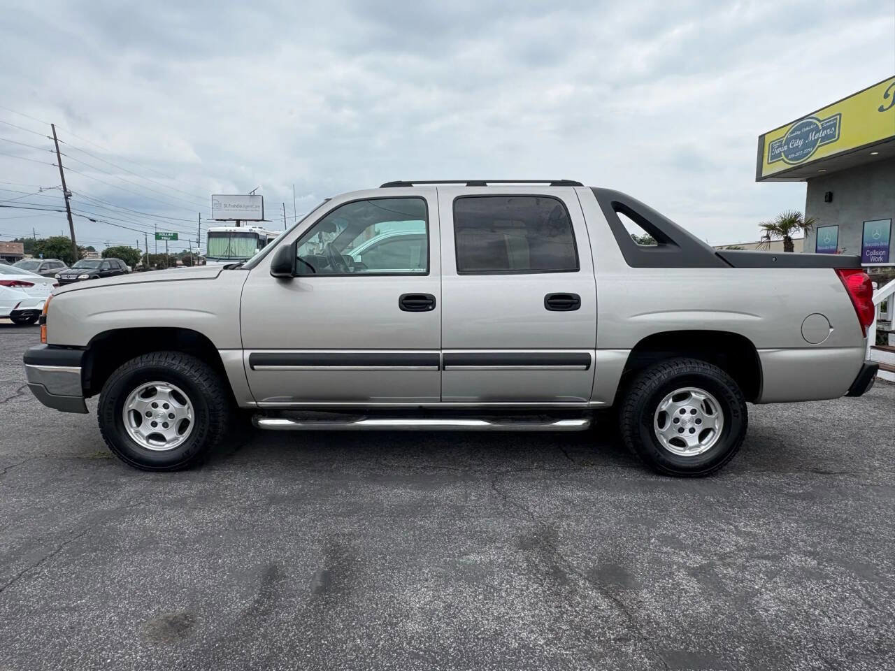 Used 2004 Chevrolet Avalanche image 2