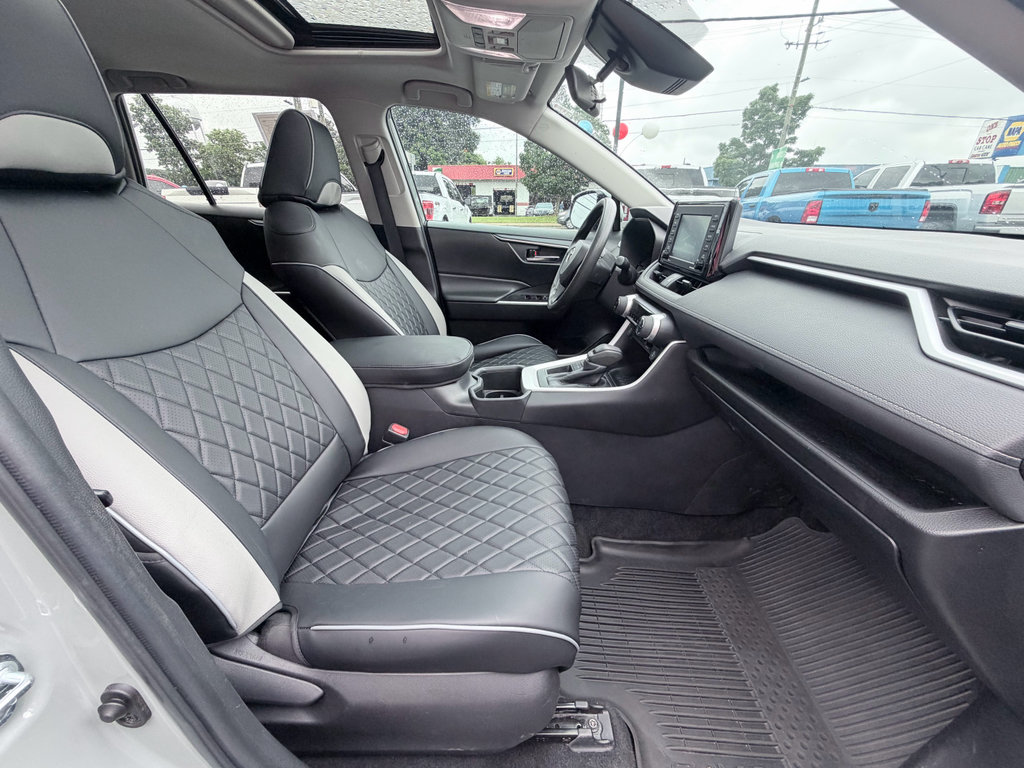 Used 2022 Toyota RAV4 XLE w/ Convenience Package FWD image 25