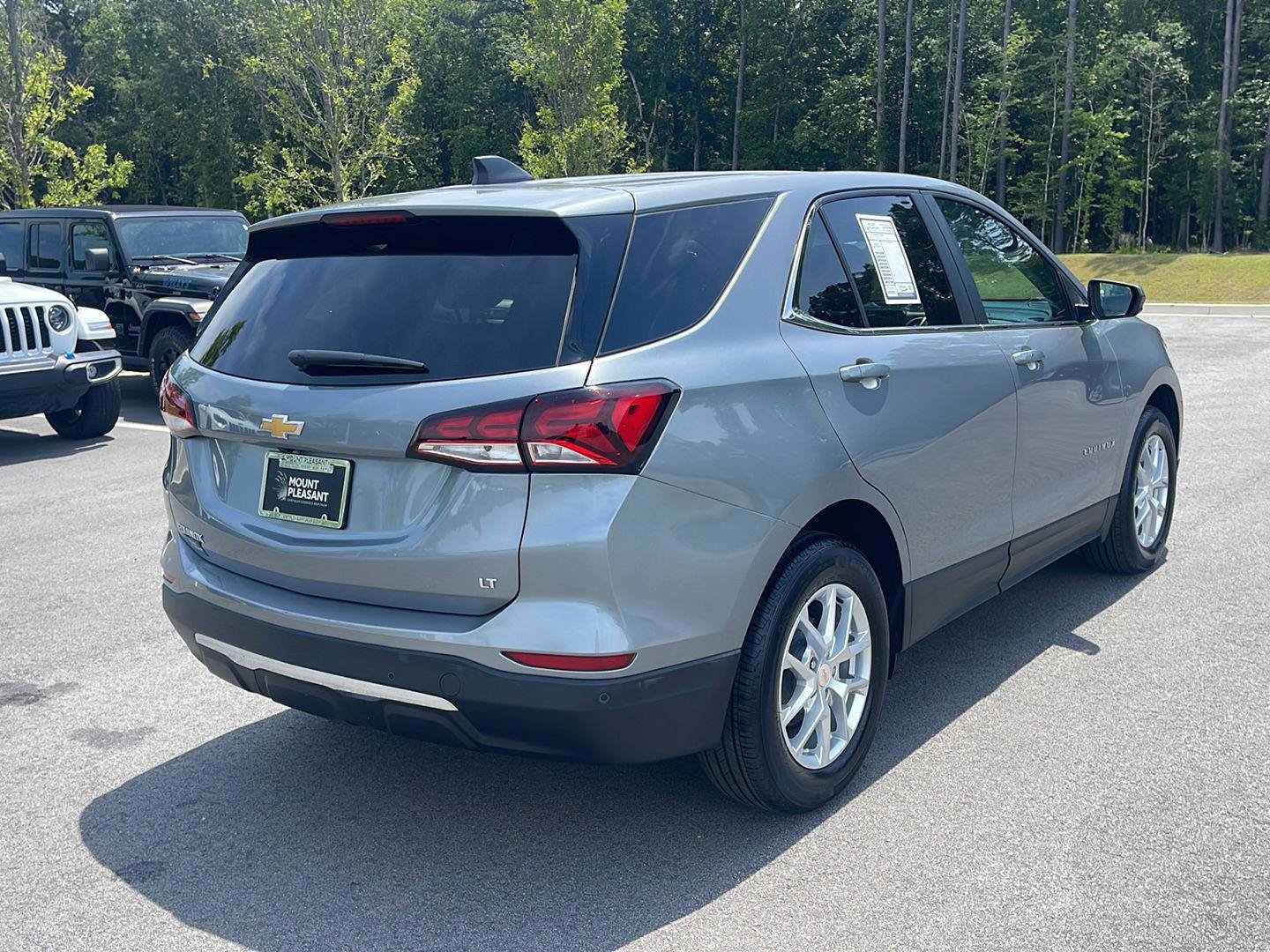 Used 2024 Chevrolet Equinox LT w/ Driver Convenience Package FWD image 9