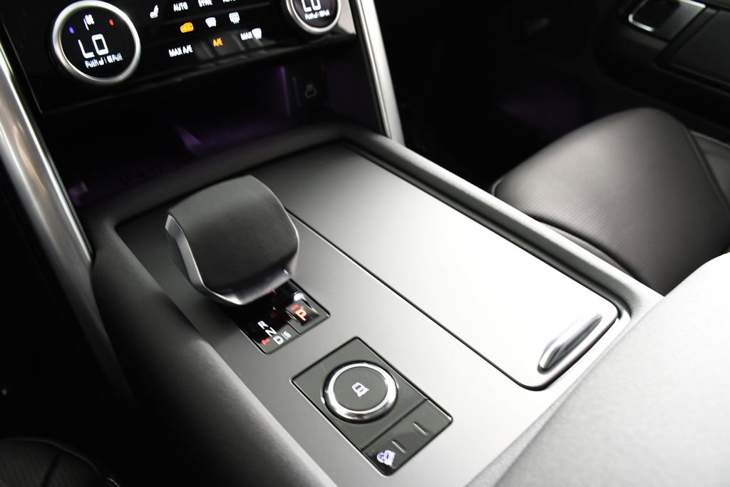 Certified 2025 Land Rover Discovery Dynamic SE image 31