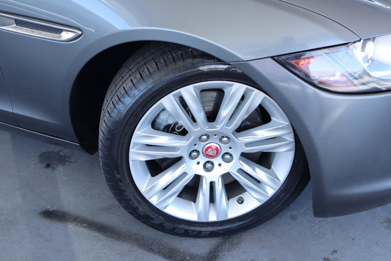 Used 2017 Jaguar XF Premium image 3