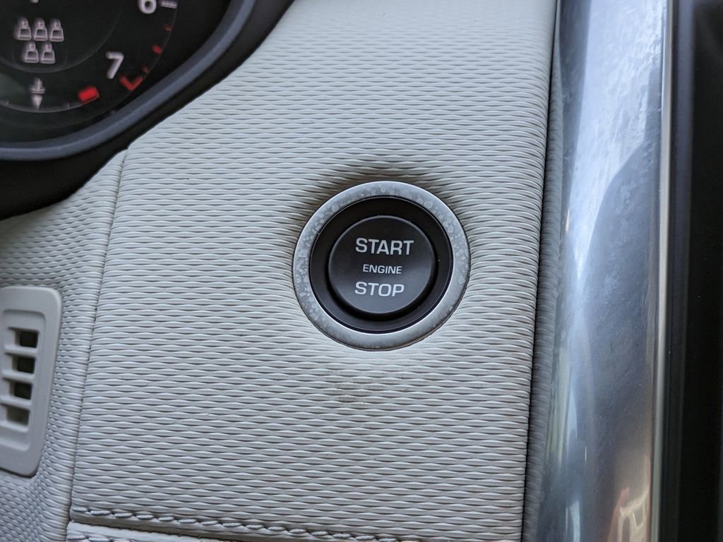 Used 2024 Land Rover Discovery Dynamic SE image 32