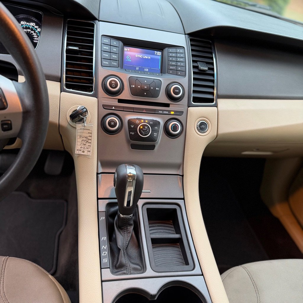 Used 2015 Ford Taurus SE FWD image 13