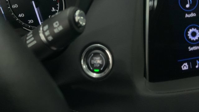 Used 2023 Cadillac XT4 Luxury w/ Cold Weather Package AWD/4WD image 19