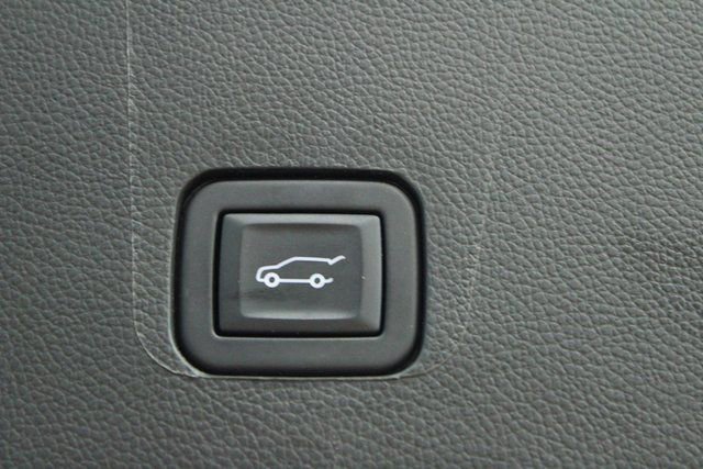 Used 2023 Chevrolet Traverse RS image 18