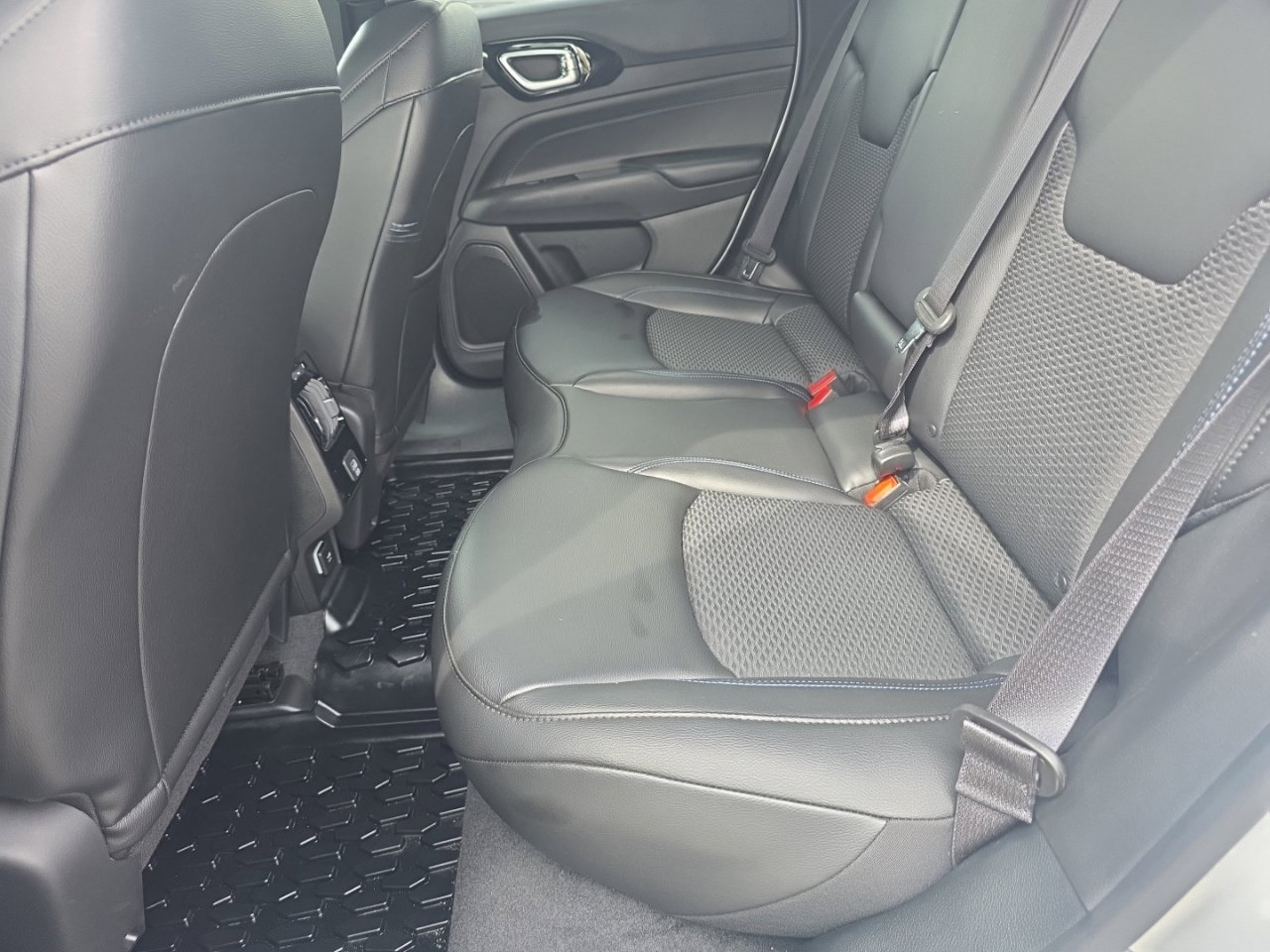 New 2026 Jeep Compass Latitude AWD/4WD image 17