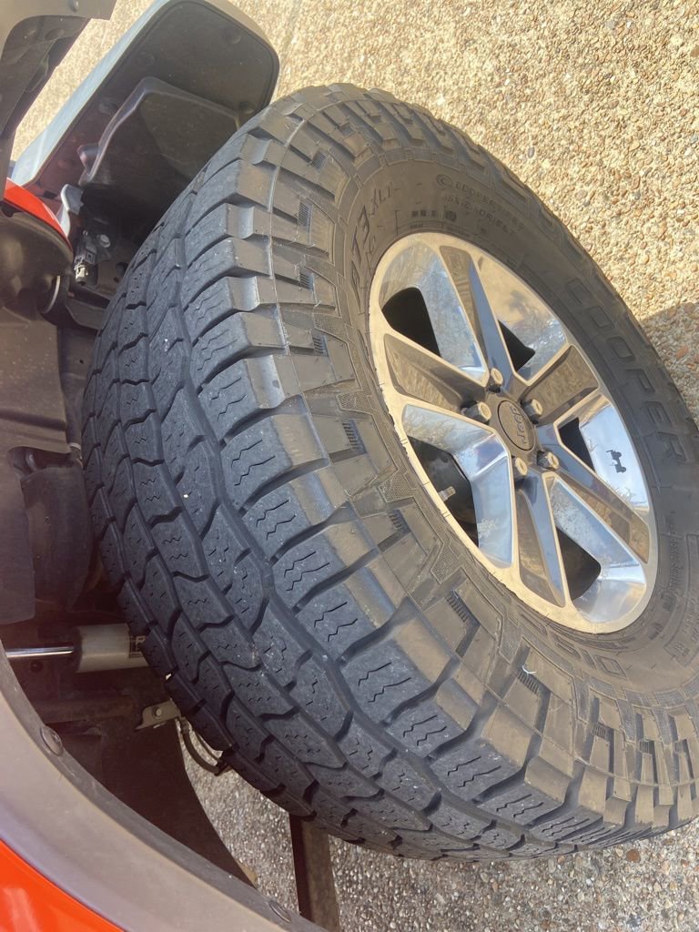 Used 2018 Jeep Wrangler Unlimited Sahara AWD/4WD image 32