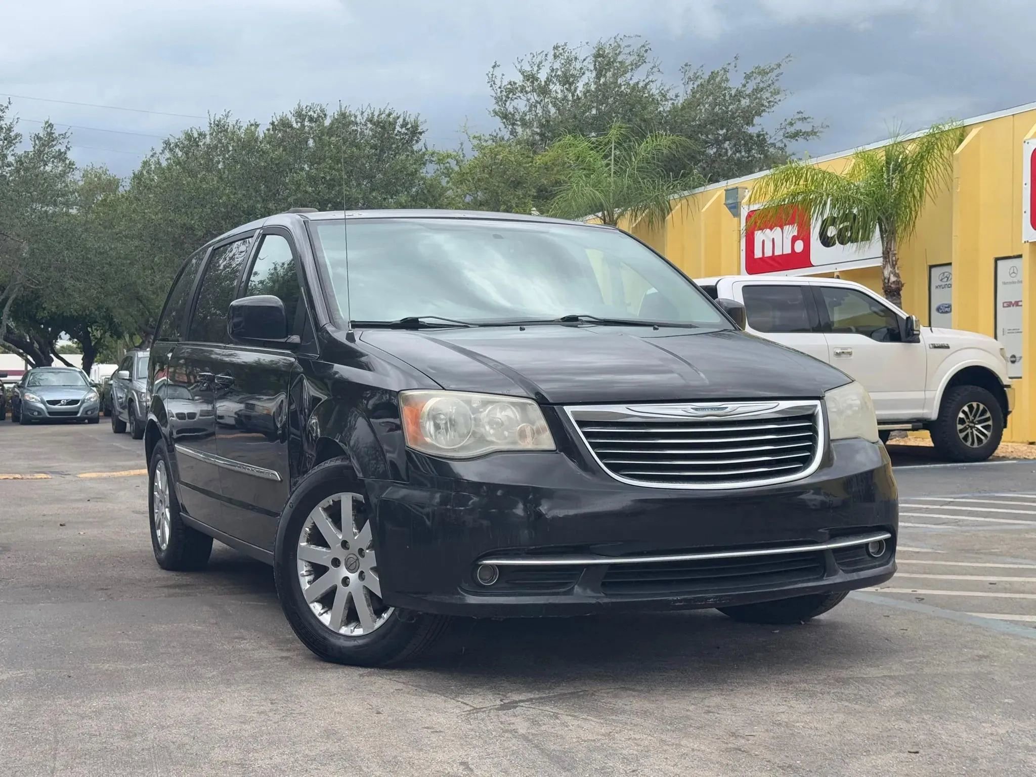 Used 2014 Chrysler Town & Country Touring image 2