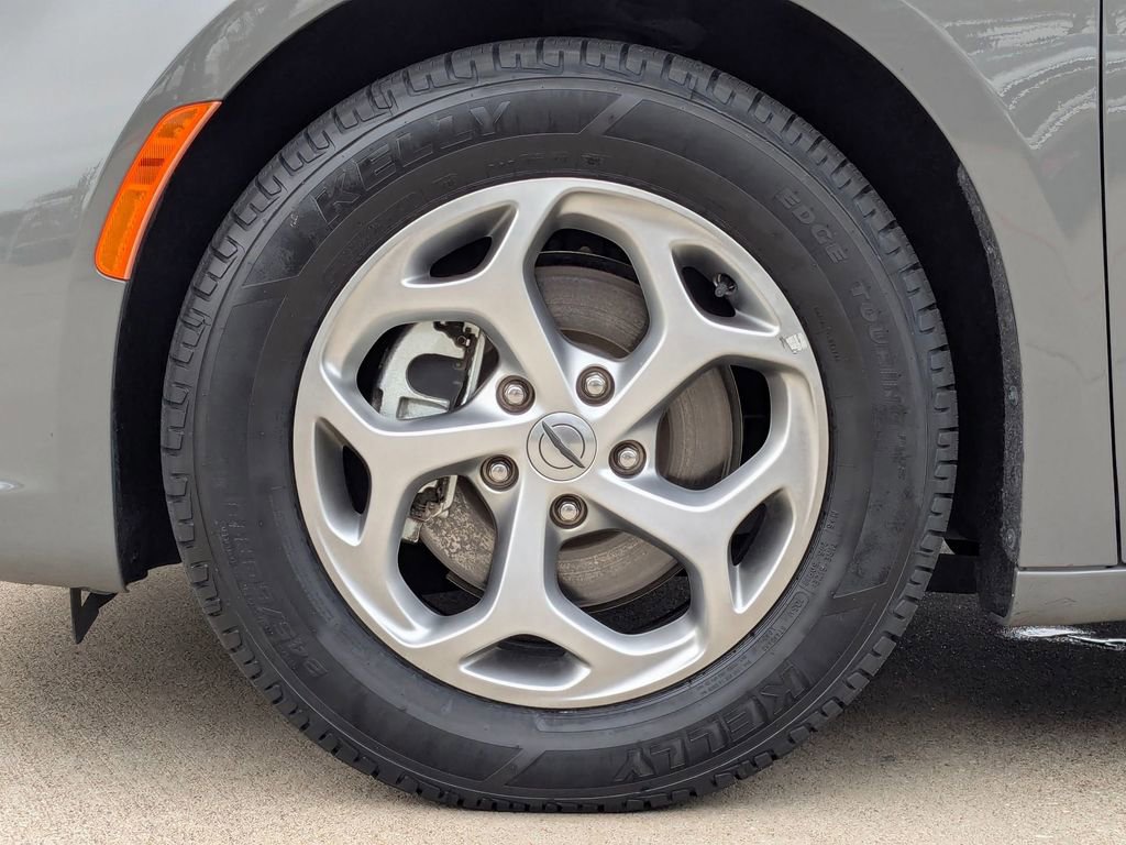 Used 2023 Chrysler Pacifica Limited image 11