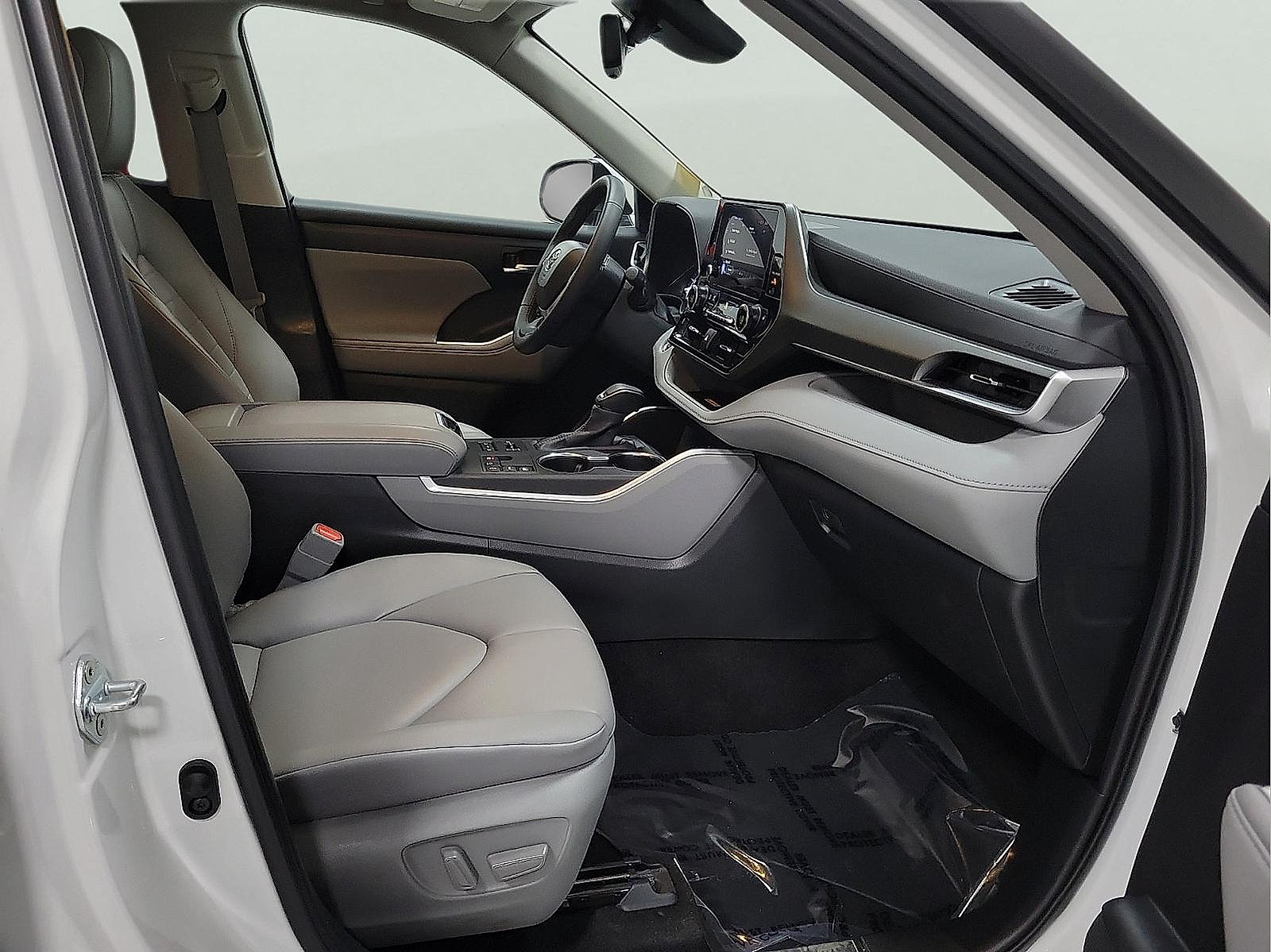 Certified 2024 Toyota Highlander XLE AWD/4WD image 15