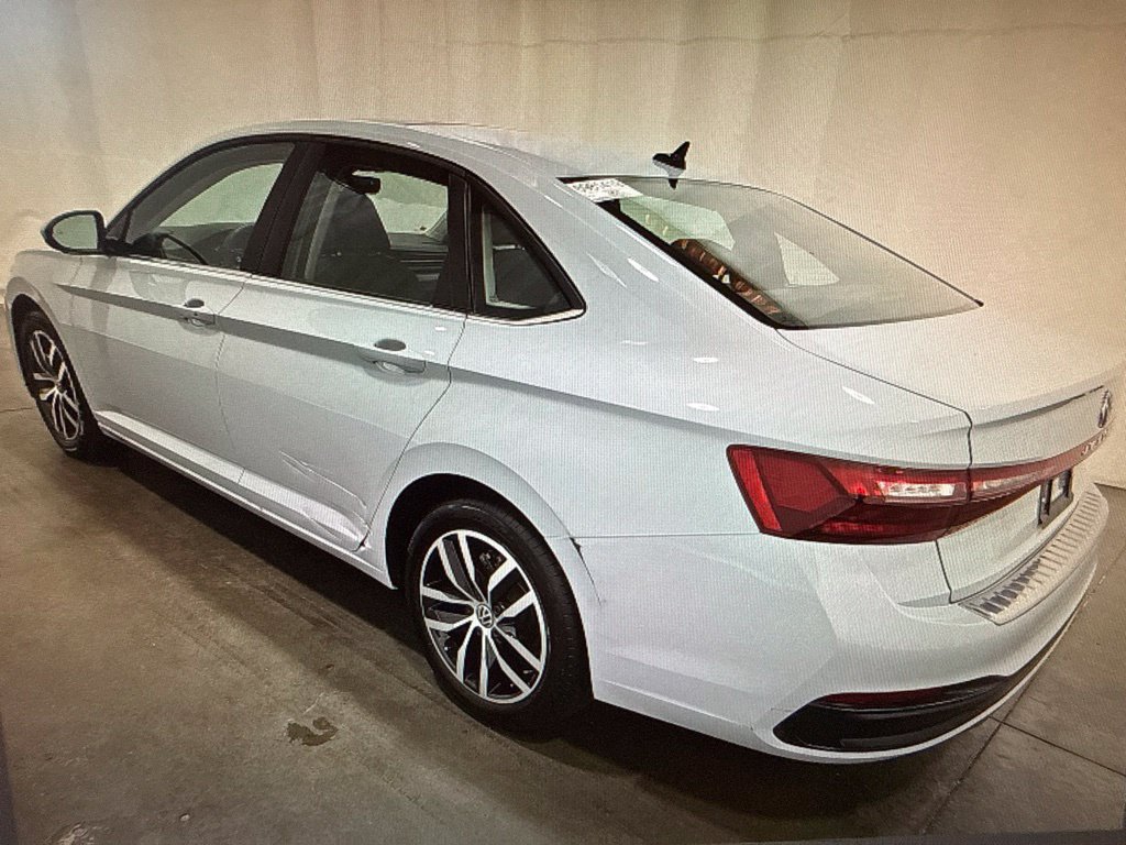Used 2026 Volkswagen Jetta SE FWD image 3