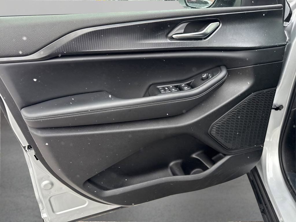 Used 2025 Jeep Grand Cherokee L Laredo w/ Luxury Tech Group I image 24