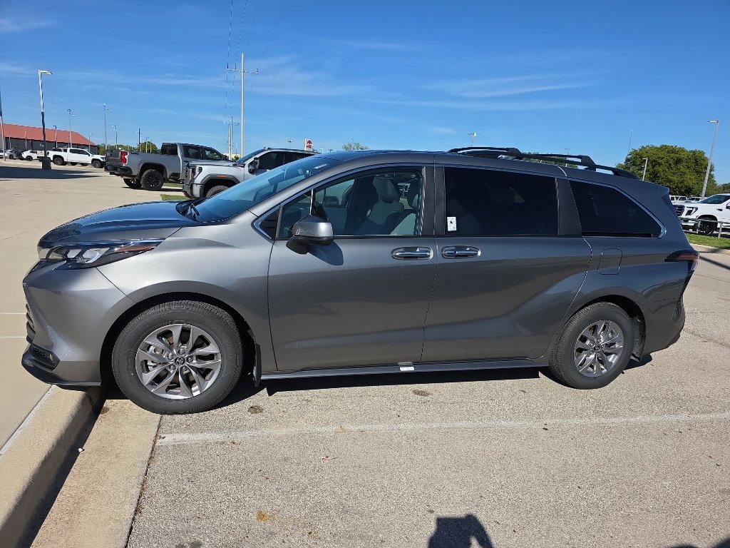 Used 2026 Toyota Sienna XLE image 4
