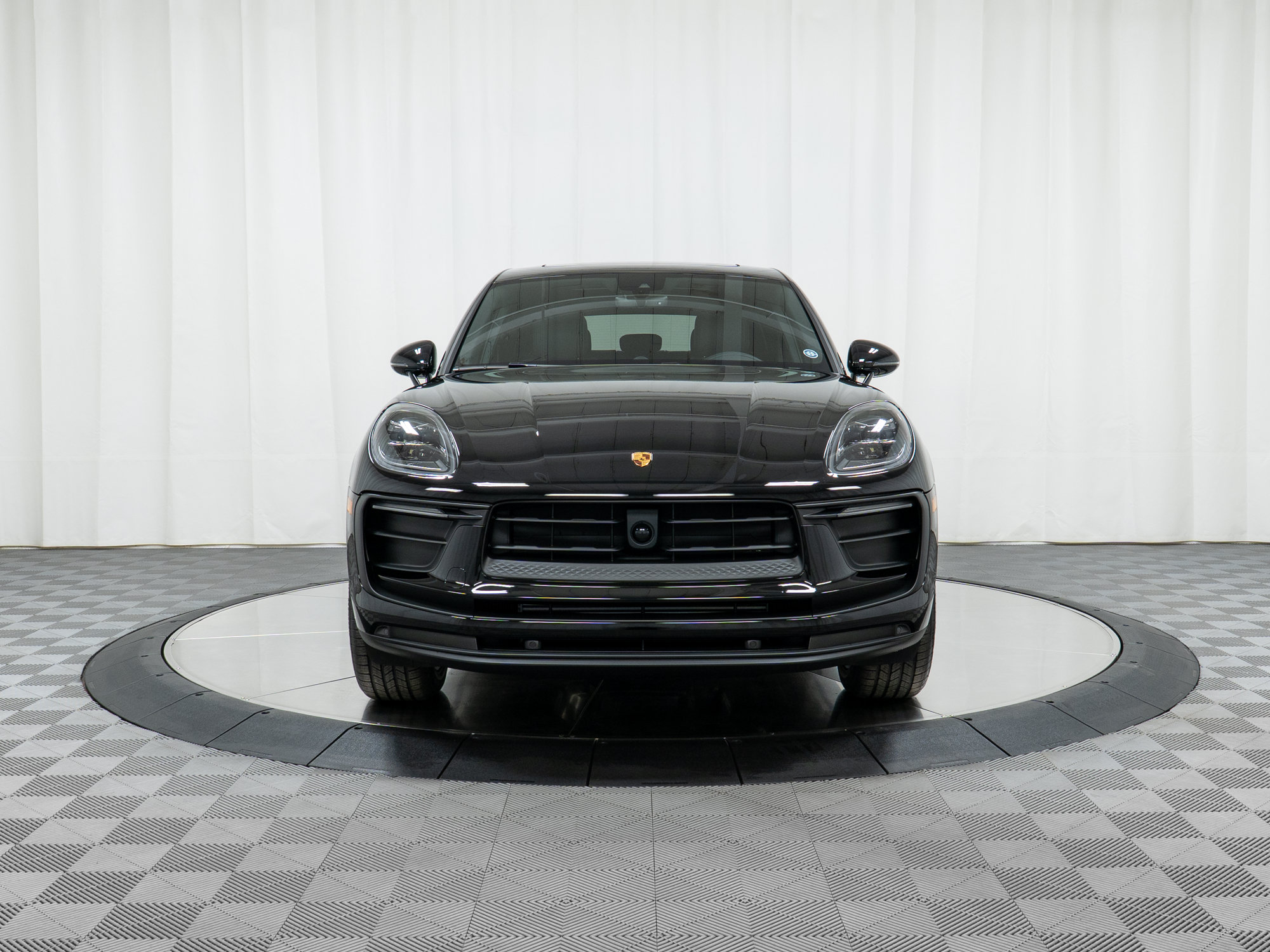 Certified 2025 Porsche Macan AWD/4WD image 10