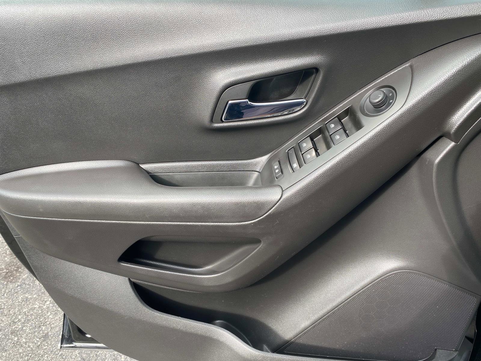 Used 2019 Chevrolet Trax LT w/ LT Convenience Package image 16