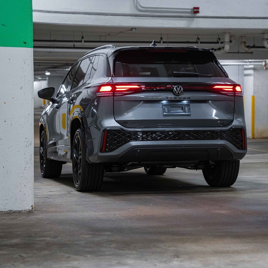 New 2025 Volkswagen Tiguan SE R-Line image 5