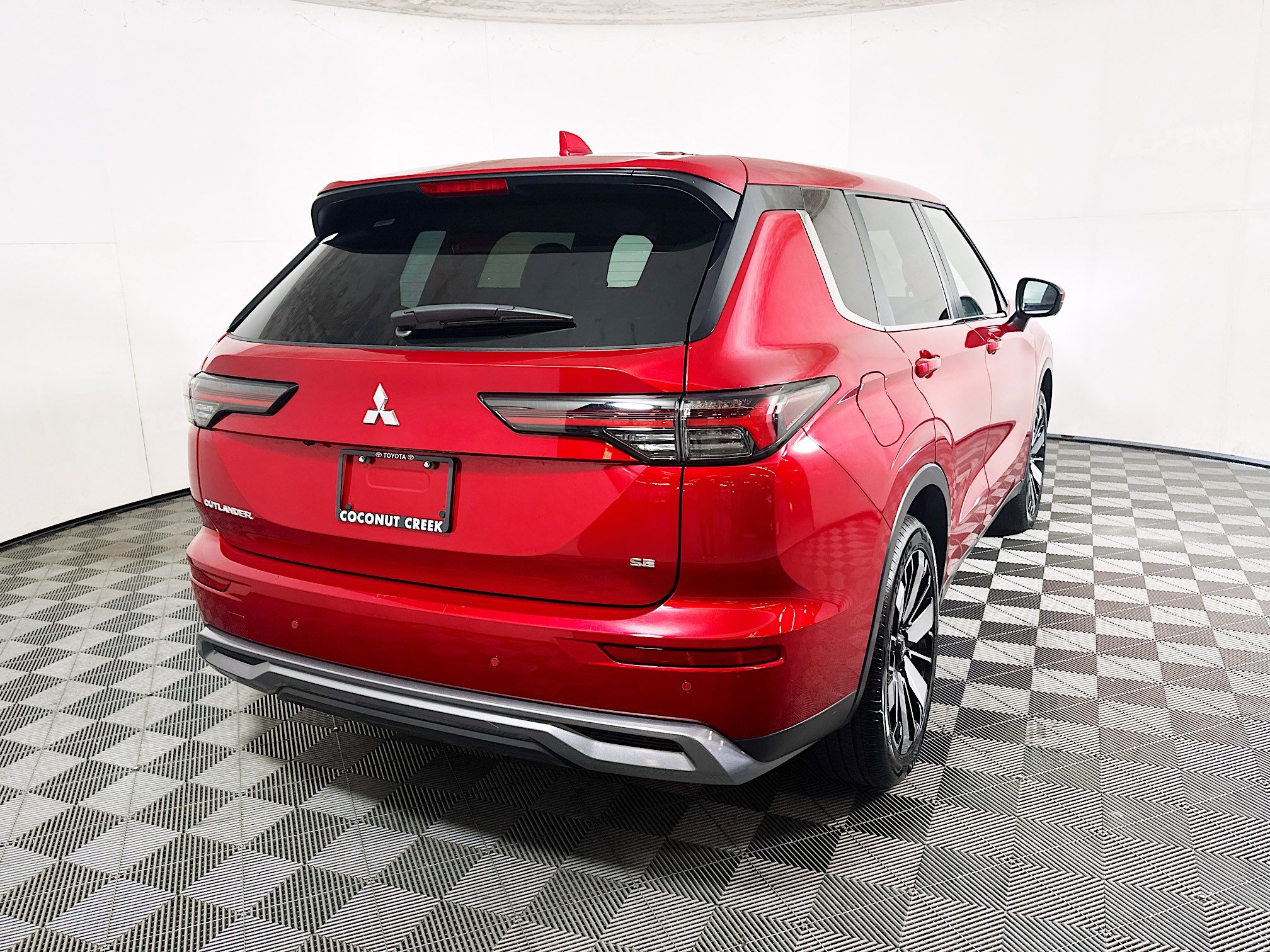 Used 2025 Mitsubishi Outlander SE FWD image 3