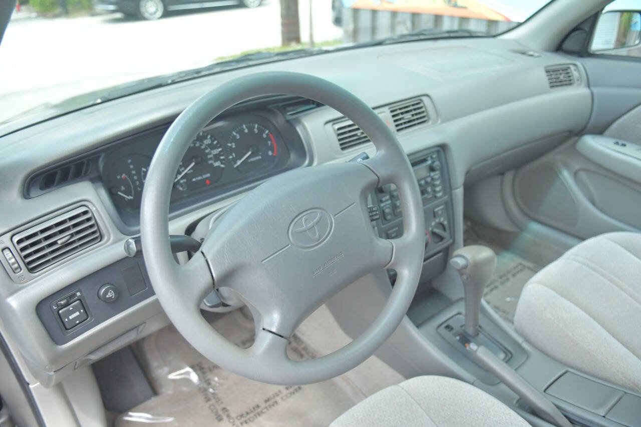 Used 2001 Toyota Camry XLE image 17