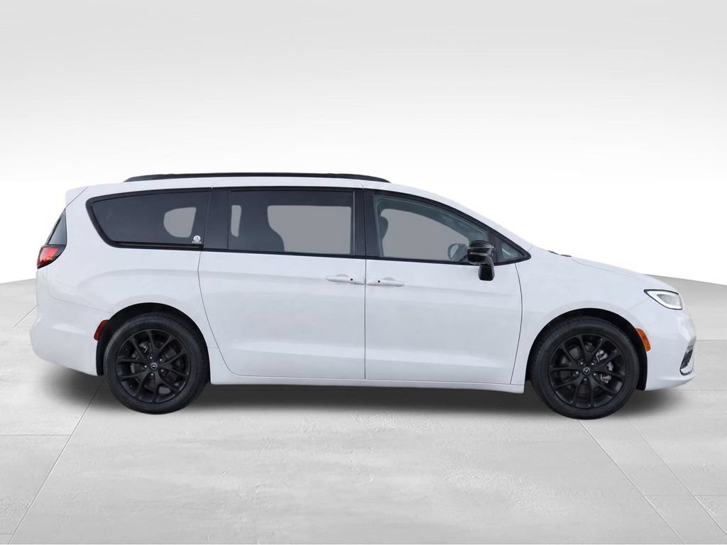 Used 2025 Chrysler Pacifica Limited FWD image 9