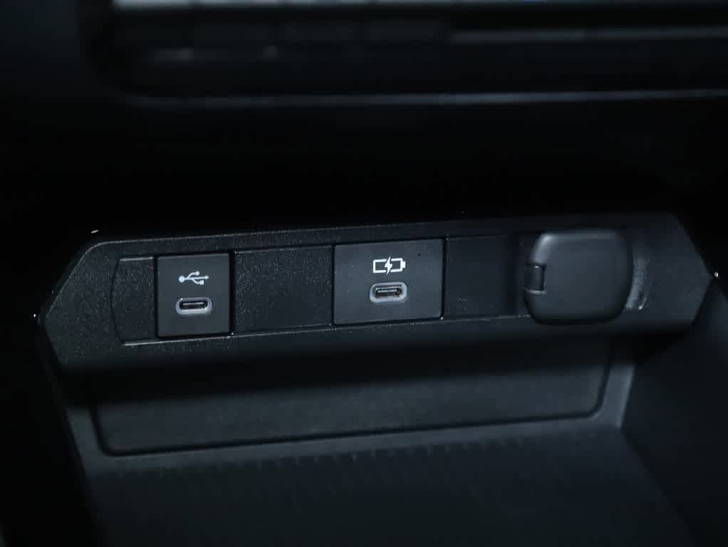 Used 2025 Toyota Prius LE AWD/4WD image 27