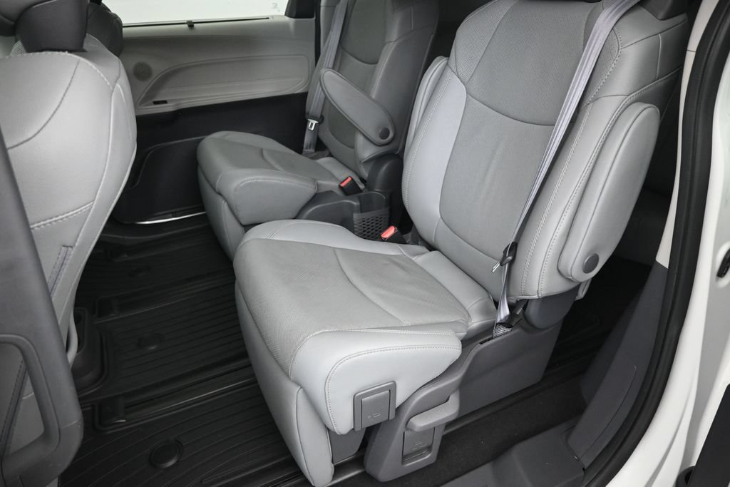 Used 2021 Toyota Sienna Limited FWD image 15