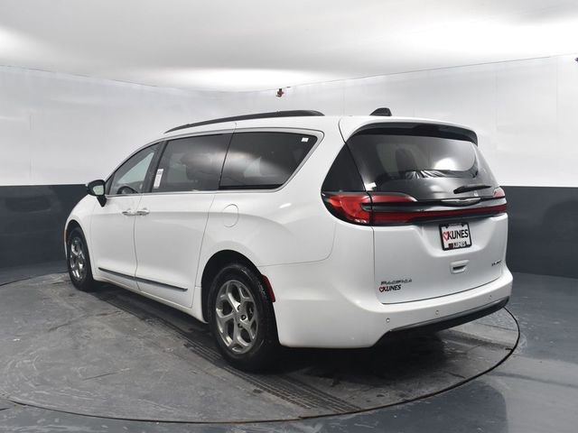 Used 2023 Chrysler Pacifica Limited image 7