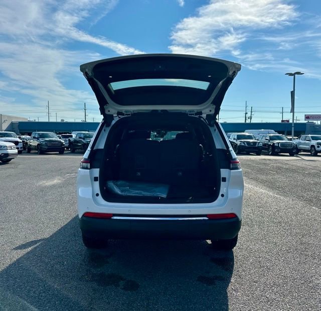 New 2025 Jeep Grand Cherokee L Laredo image 9