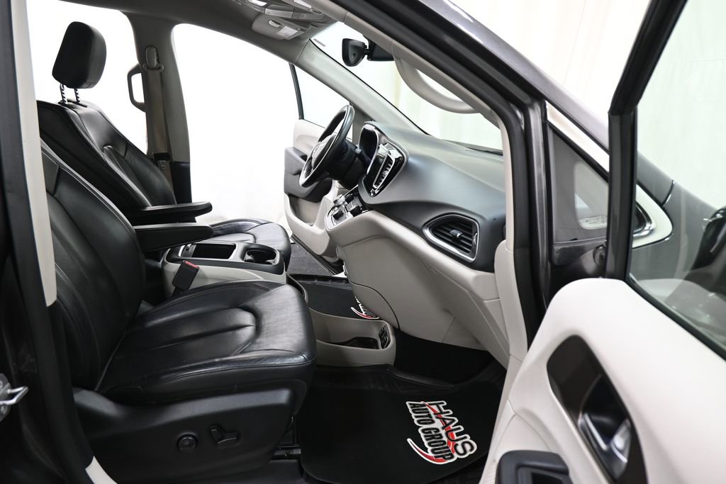 Used 2018 Chrysler Pacifica Touring-L Plus image 11