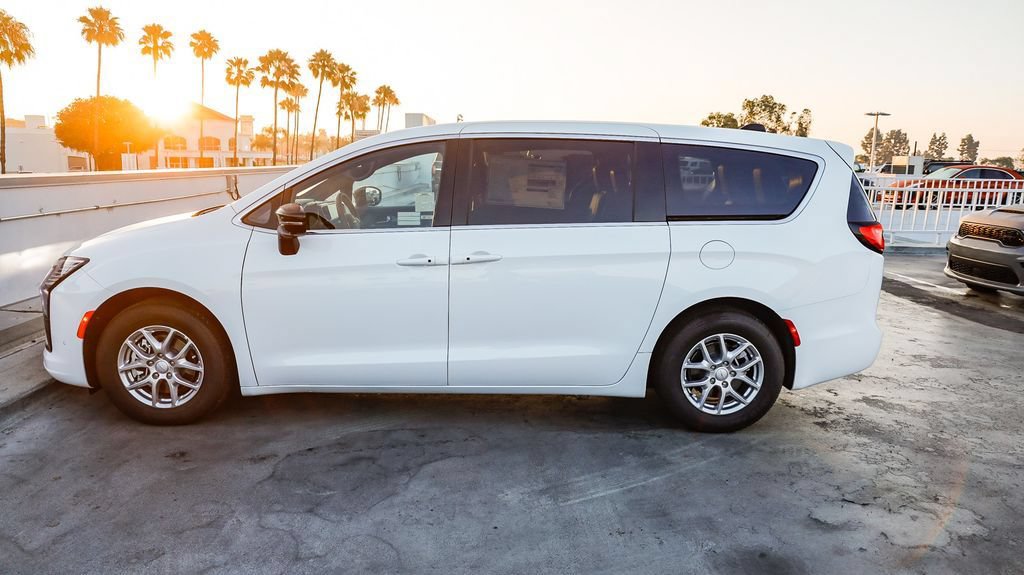 New 2027 Chrysler Pacifica Select FWD image 14