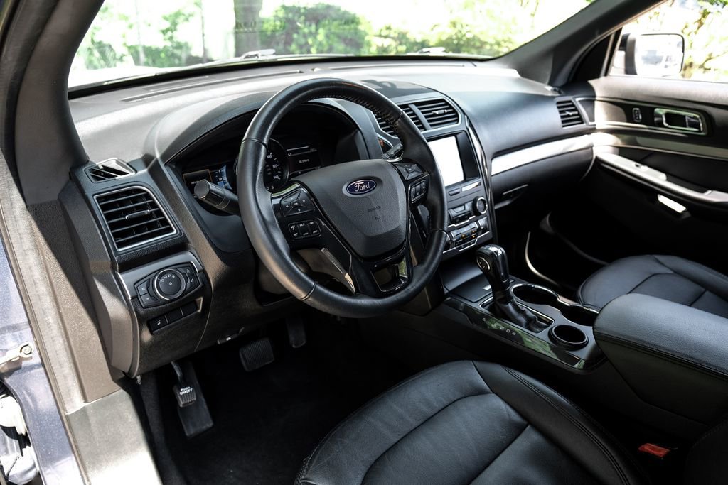 Used 2018 Ford Explorer XLT w/ Equipment Group 202A FWD image 25