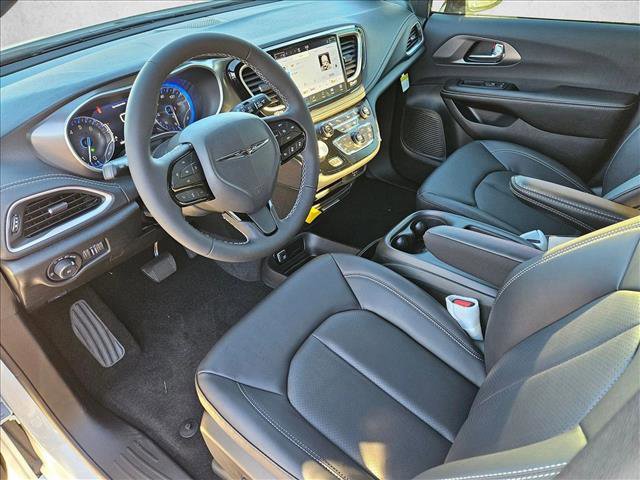 New 2026 Chrysler Pacifica Select image 3