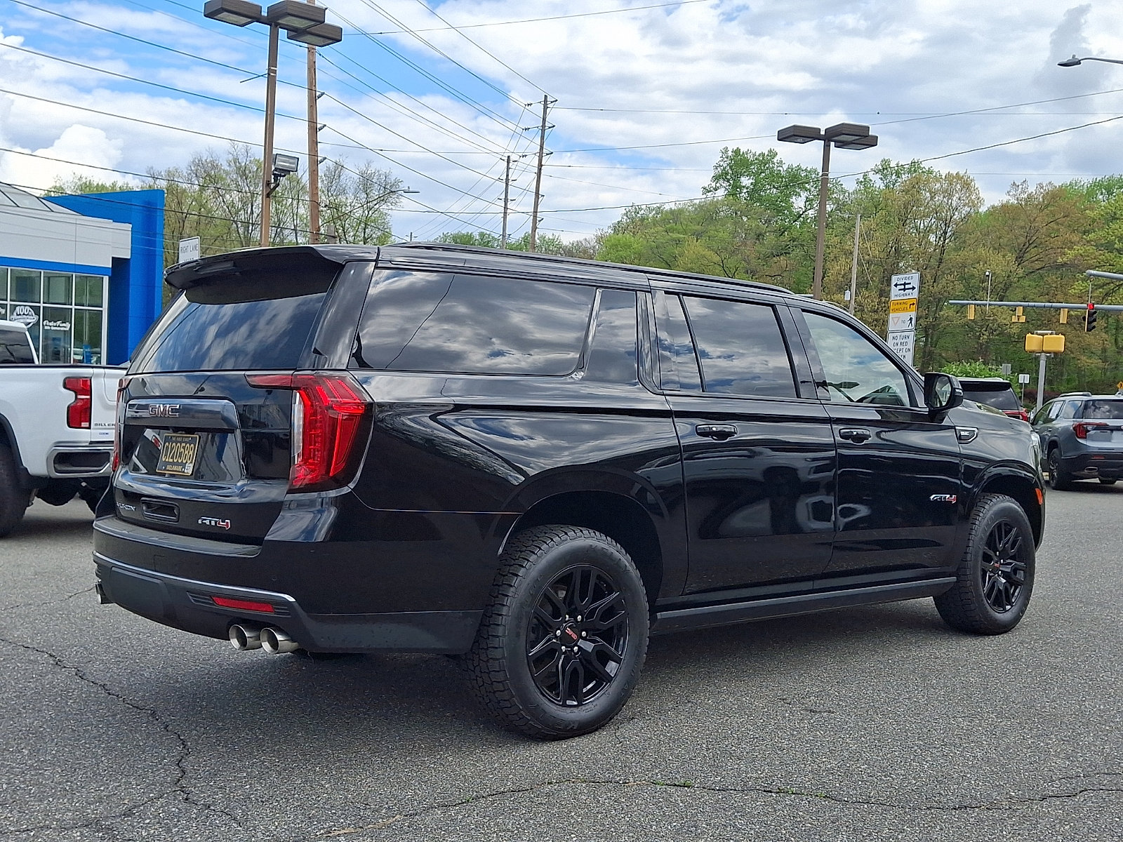 Used 2022 GMC Yukon XL AT4 image 6